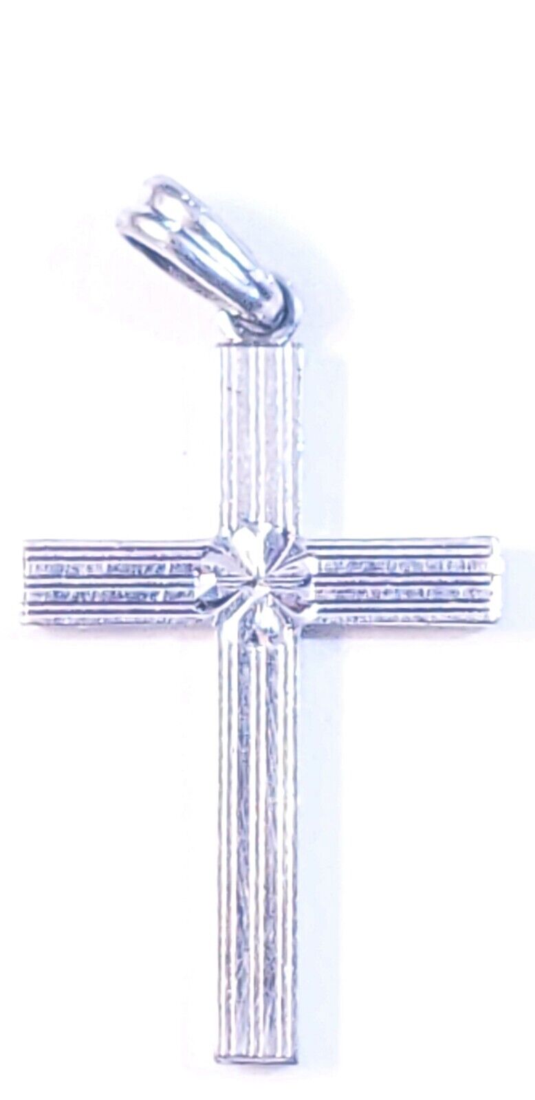 Elegant 10 kt White Gold Cross Pendant