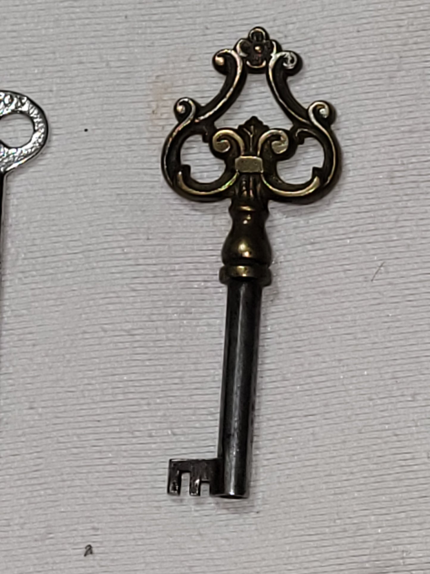 Lot of 6 Antique Skeleton Keys – Ornate Brass Key, Victorian Barrel Keys, Small Cabinet & Trunk Keys – Mixed Styles