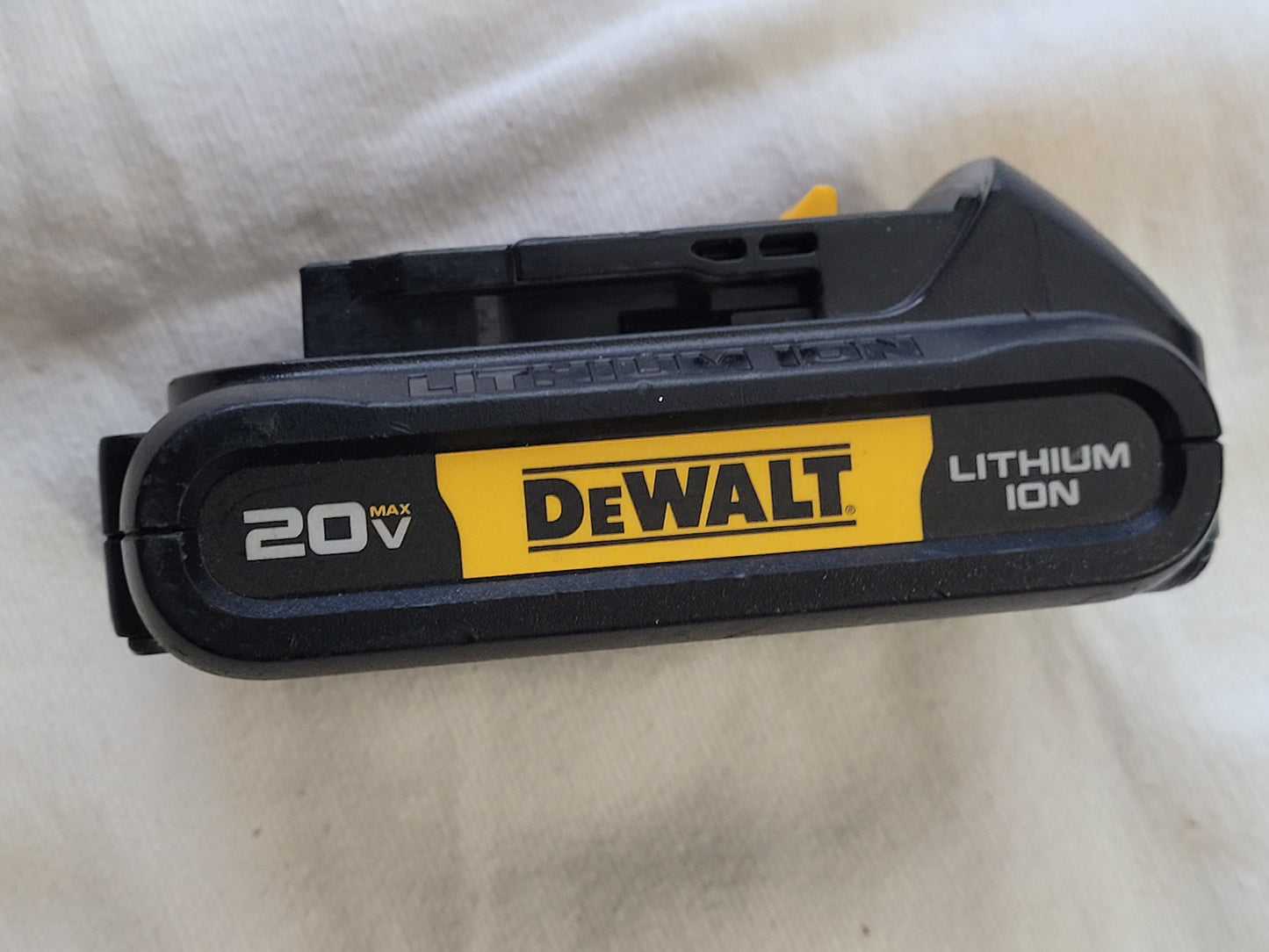 DeWalt DCB207 20V MAX Lithium-Ion Battery Pack – Compact 1.3Ah – Tested & Working (A)