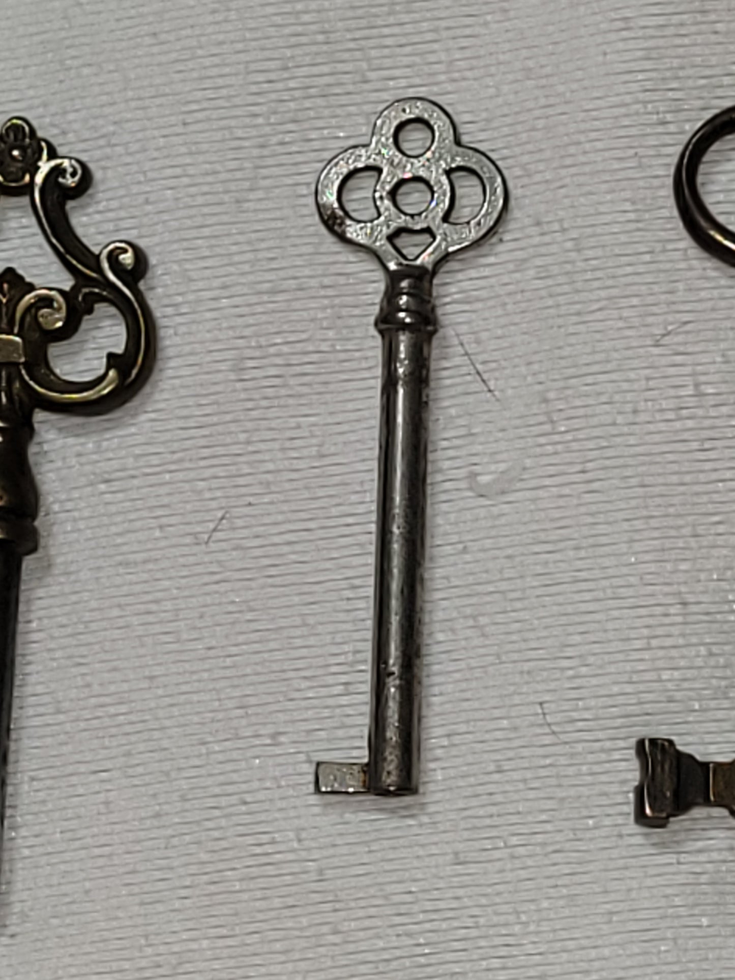 Lot of 6 Antique Skeleton Keys – Ornate Brass Key, Victorian Barrel Keys, Small Cabinet & Trunk Keys – Mixed Styles