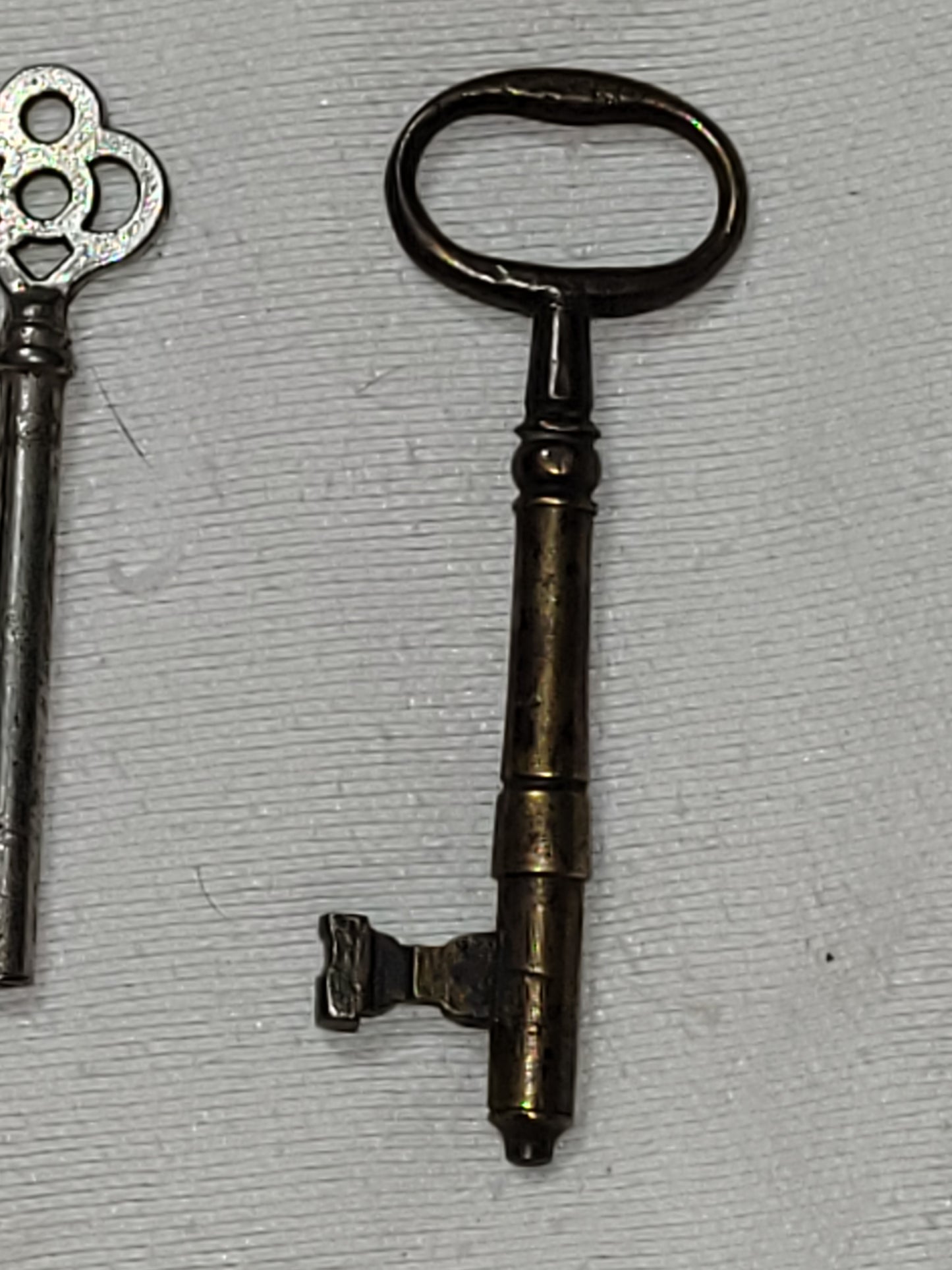 Lot of 6 Antique Skeleton Keys – Ornate Brass Key, Victorian Barrel Keys, Small Cabinet & Trunk Keys – Mixed Styles