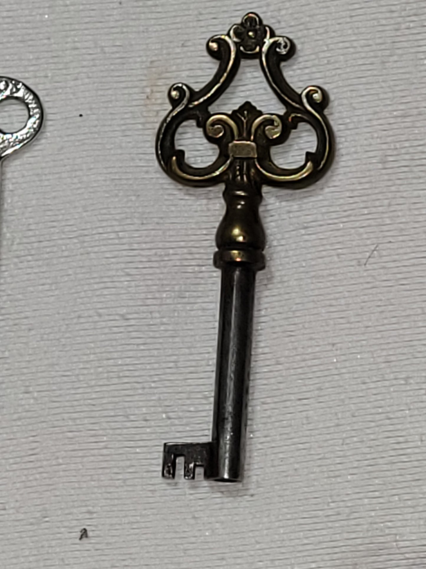 Lot of 6 Antique Skeleton Keys – Ornate Brass Key, Victorian Barrel Keys, Small Cabinet & Trunk Keys – Mixed Styles