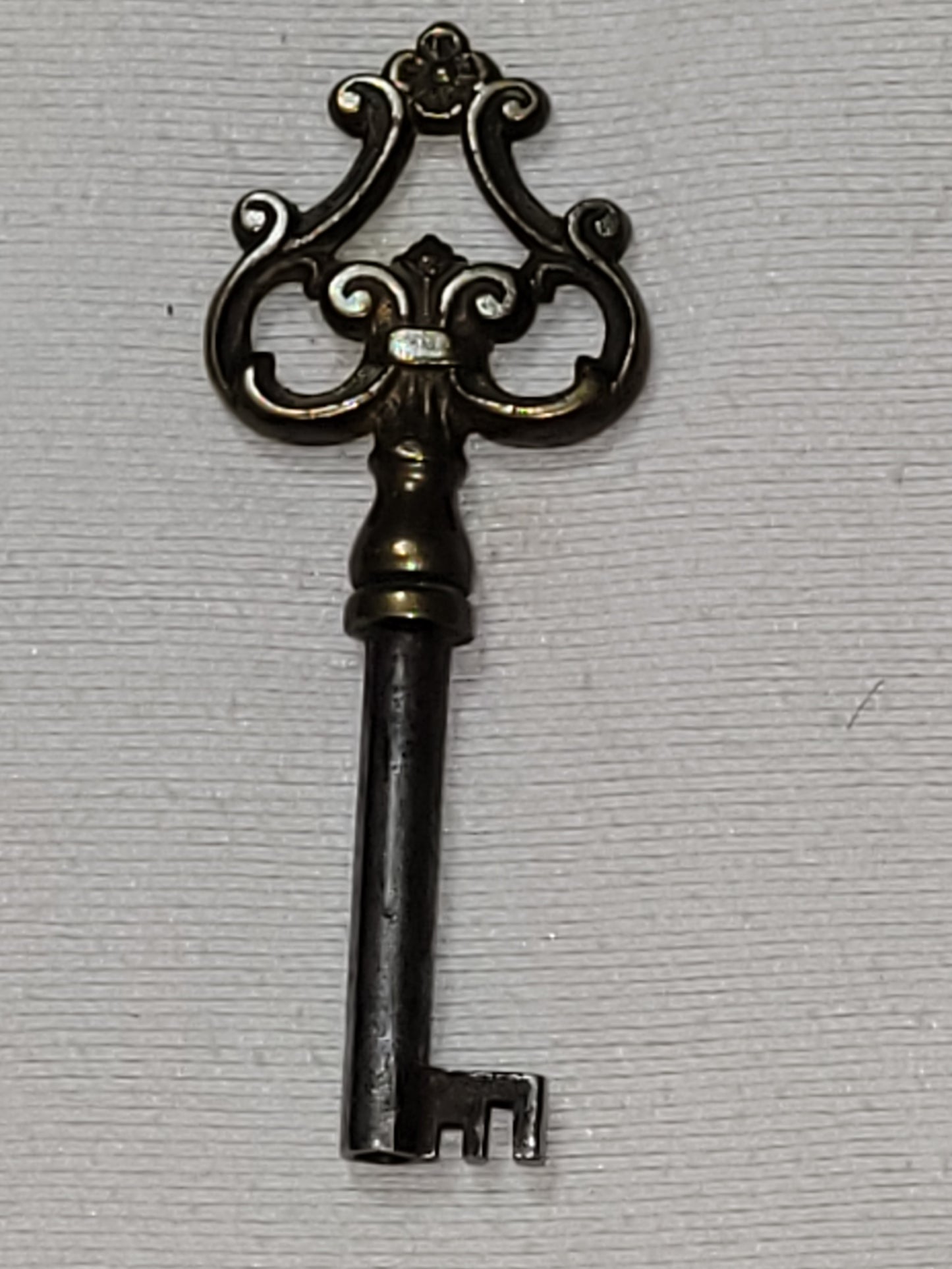 Lot of 6 Antique Skeleton Keys – Ornate Brass Key, Victorian Barrel Keys, Small Cabinet & Trunk Keys – Mixed Styles