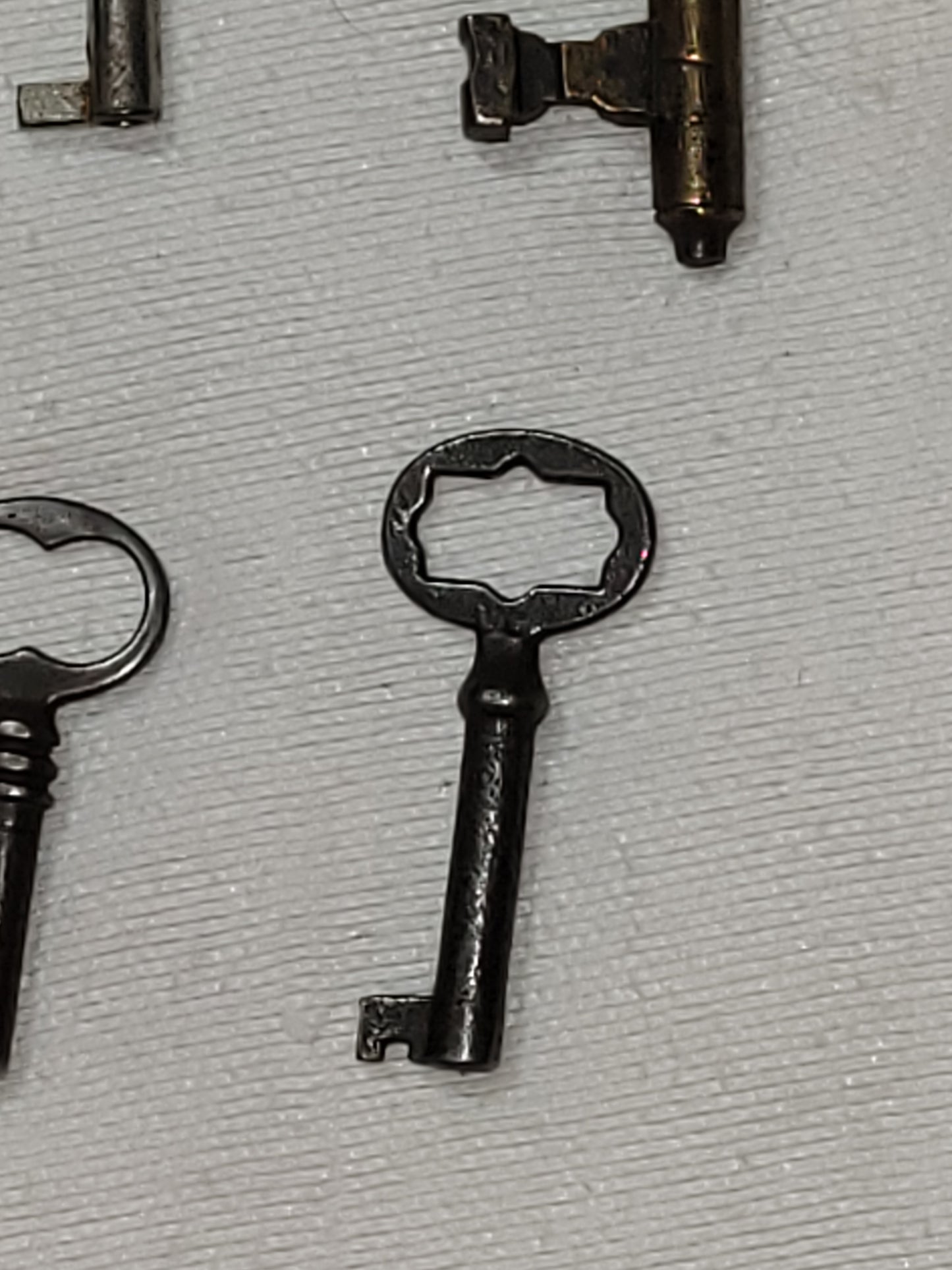 Lot of 6 Antique Skeleton Keys – Ornate Brass Key, Victorian Barrel Keys, Small Cabinet & Trunk Keys – Mixed Styles